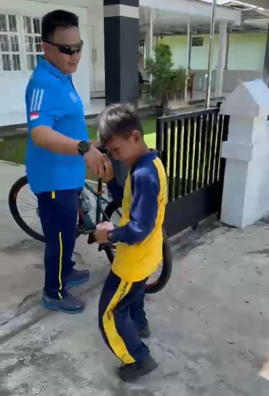 Pulang Sekolah, Anak-anak SD Ini Diberi Kejutan Oleh Kapolres Inhu